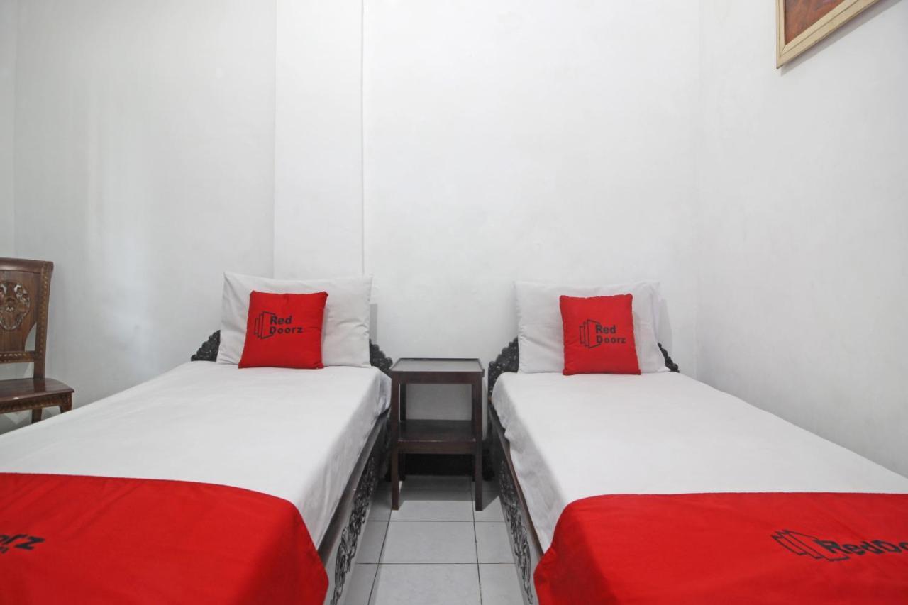 Reddoorz Plus @ Taman Siswa 3 Yogyakarta Exterior photo